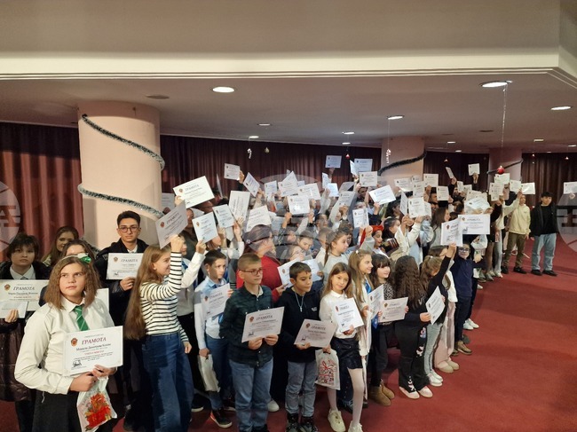 Повече от сто даровити деца от Разград получиха награди за постигнати успехи през 2025 година