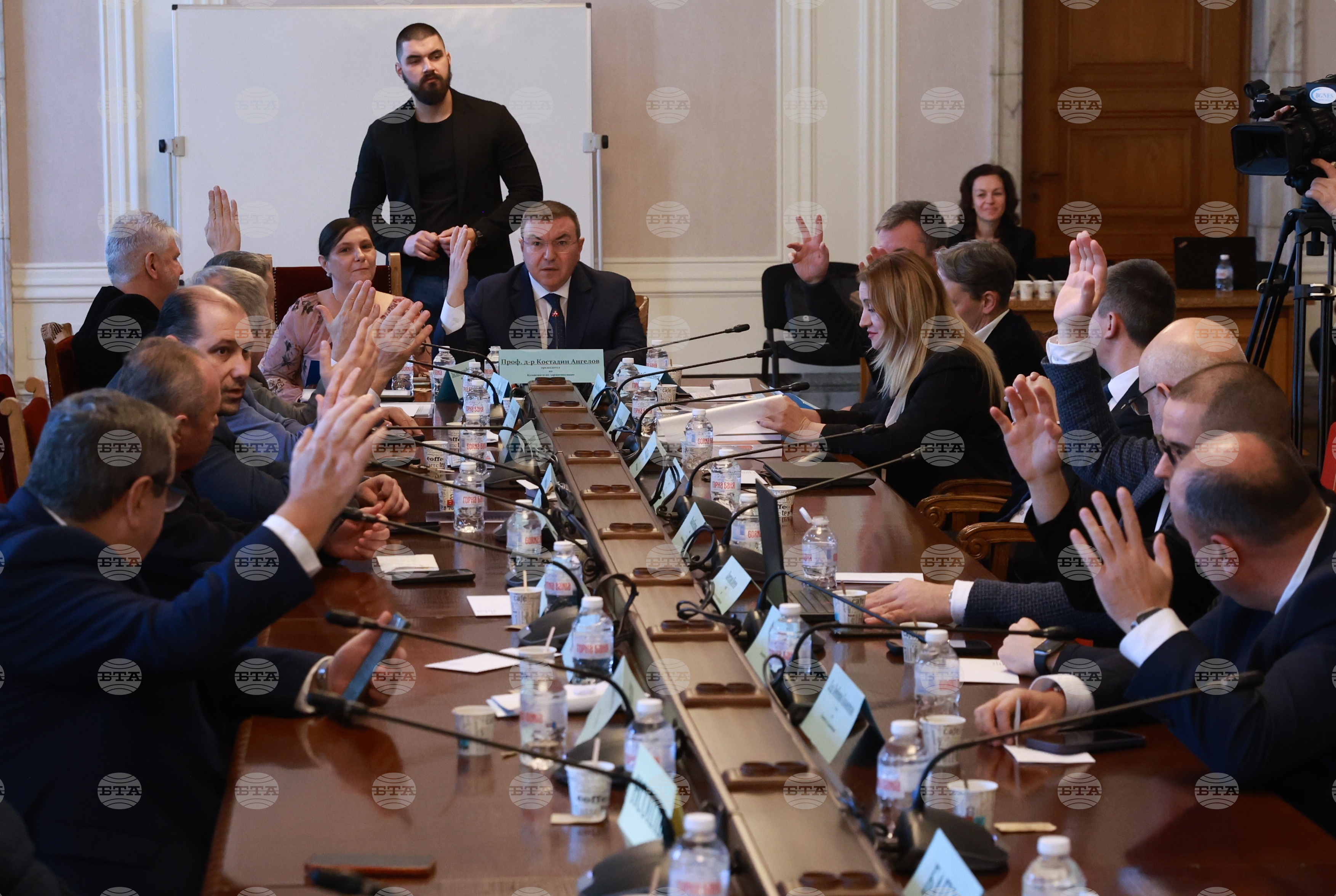 Здравната комисия прие на първо гласуване удължителния закон на бюджета за 2026 година