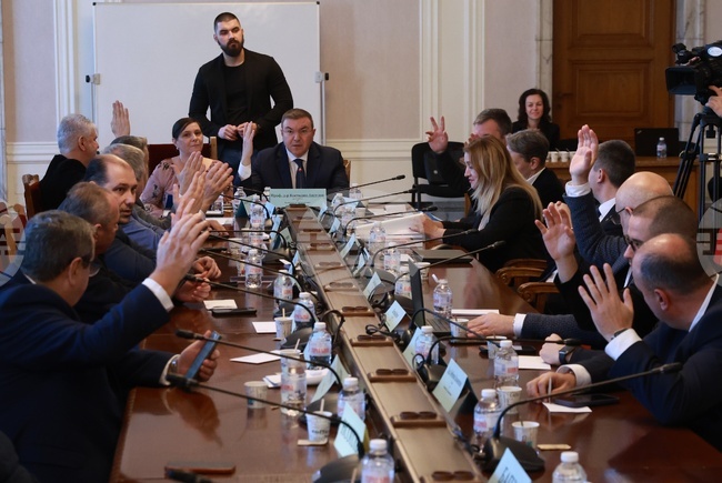Здравната комисия прие на първо гласуване удължителния закон на бюджета за 2026 година