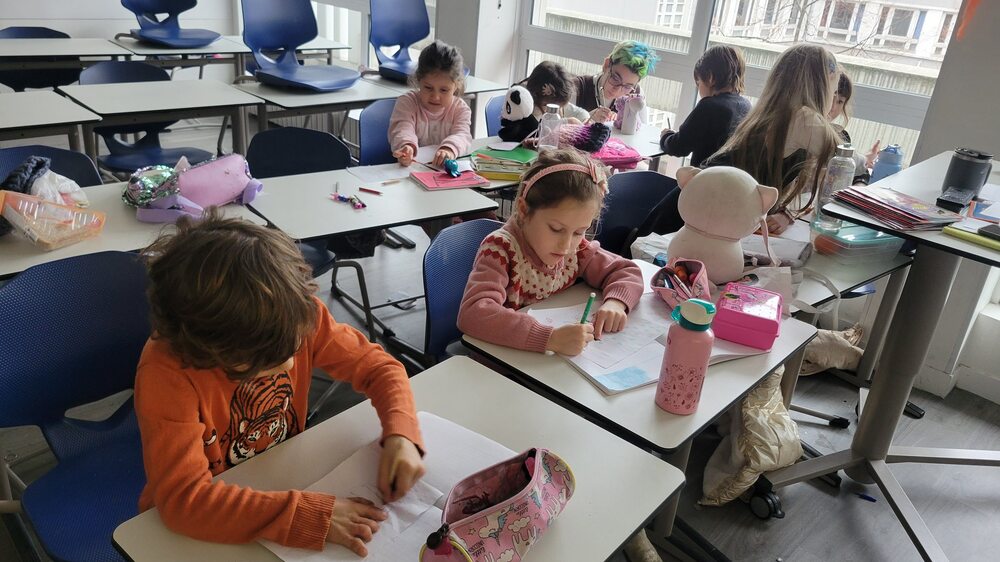 Картини с коледни мотиви рисуваха в подготвителната група към Българското училище „Паисий Хилендарски“ в Париж