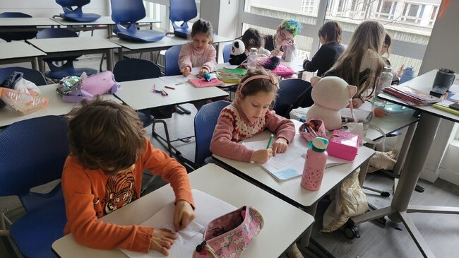 Картини с коледни мотиви рисуваха в подготвителната група към Българското училище „Паисий Хилендарски“ в Париж