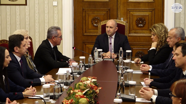 Представители на „Движение за права и свободи – Ново начало“ пристигнаха на "Дондуков" 2 за консултации с президента Румен Радев