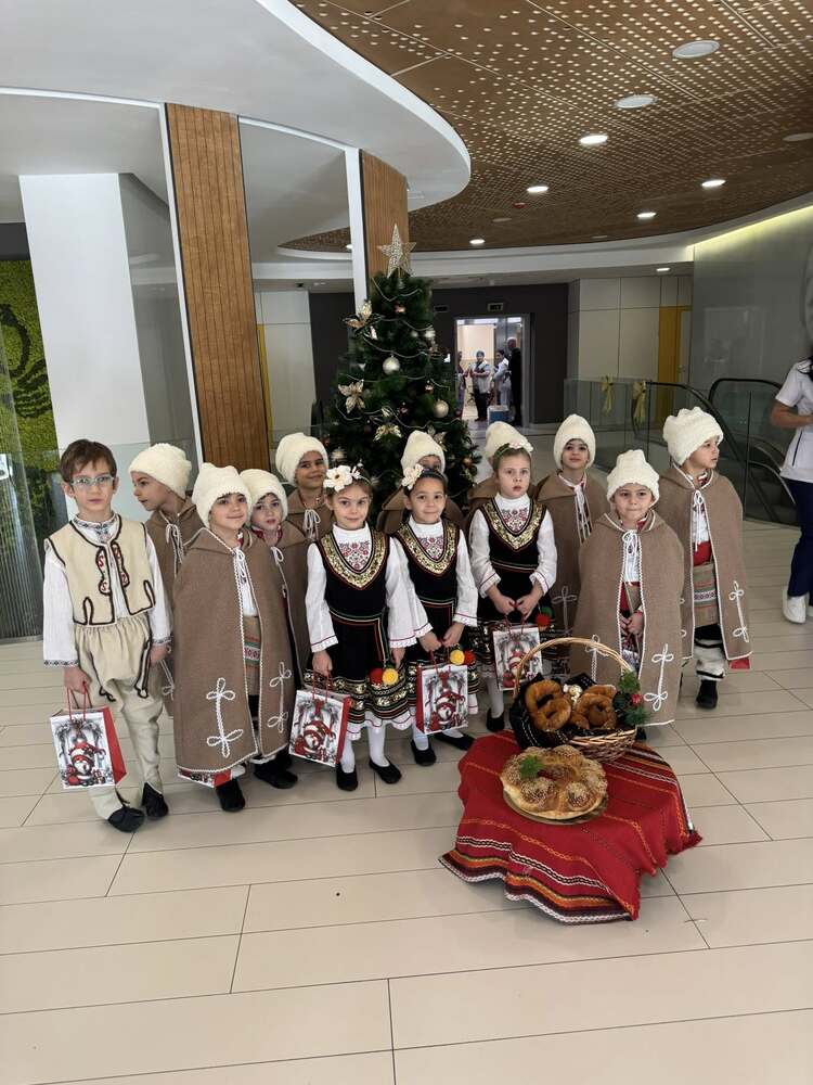 Коледарски песни и детски усмивки внесоха празничен дух в УМБАЛ "Света Екатерина"