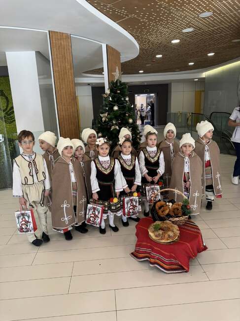 Коледарски песни и детски усмивки внесоха празничен дух в УМБАЛ "Света Екатерина"