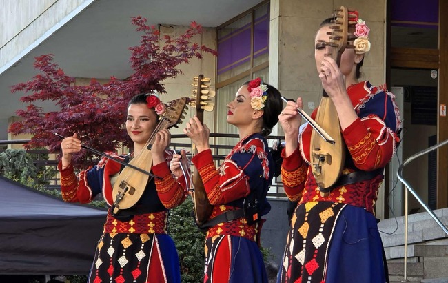 Българският фолклор ще прозвучи на коледните базари в Братислава, каза пред БТА Деница Секуличка от Българския културен съюз в Словакия 