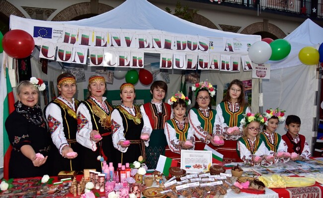 Представители на Културната асоциация „Орфей БГ“ взеха участие в честването на Международния ден на имигранта в испанския град Тудела