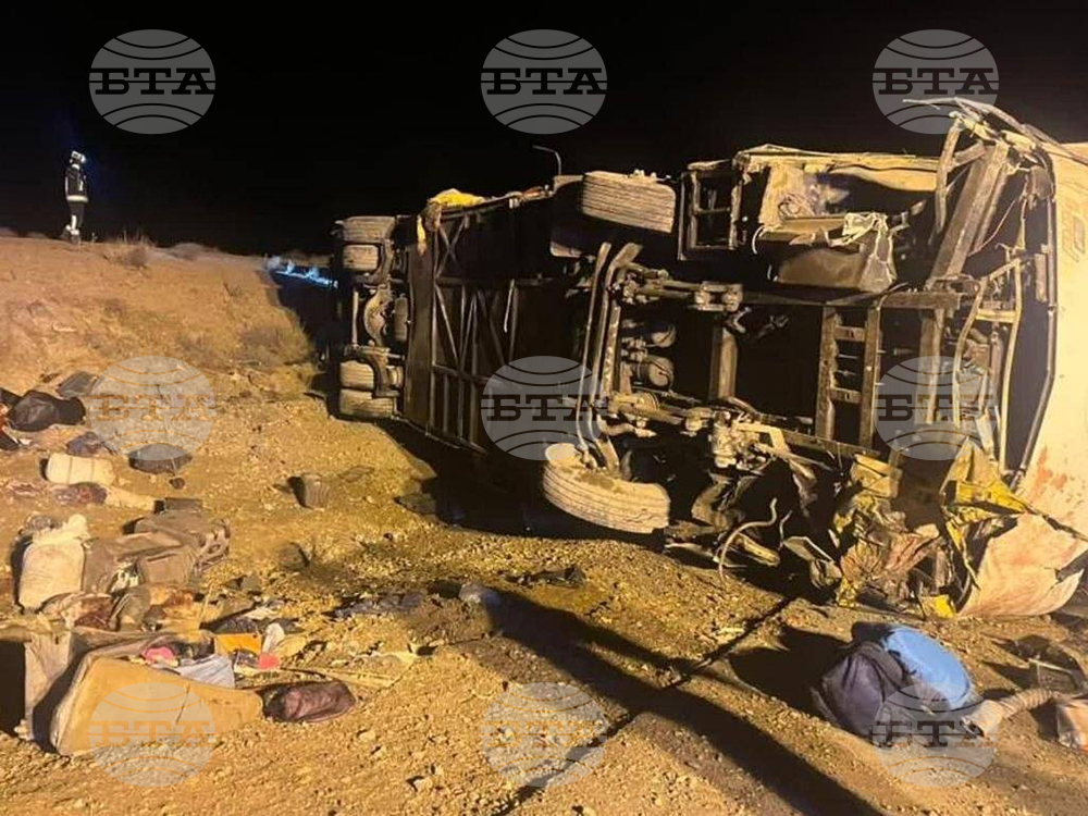 Тринайсет души загинаха при автобусна катастрофа в Иран