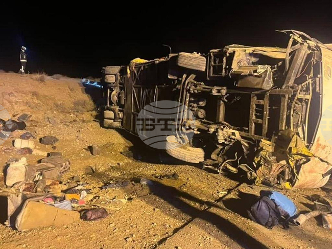 Тринайсет души загинаха при автобусна катастрофа в Иран