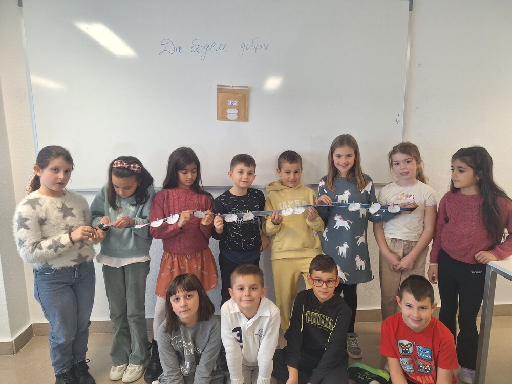 В занятие „Верига от добри дела“ участваха второкласници от Българското културно-просветно училище „Паисий Хилендарски“ в Памплона, Испания