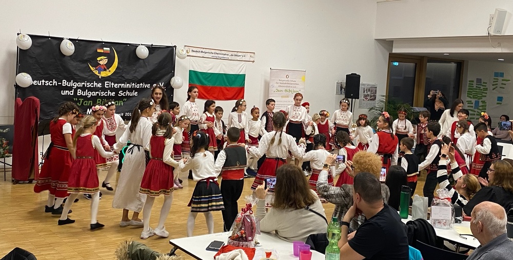  С усмивки, детски глъч, песни, танци, стихчета и изложба премина коледно-новогодишното тържество на училище „Ян Бибиян” в Мюнстер, Германия
