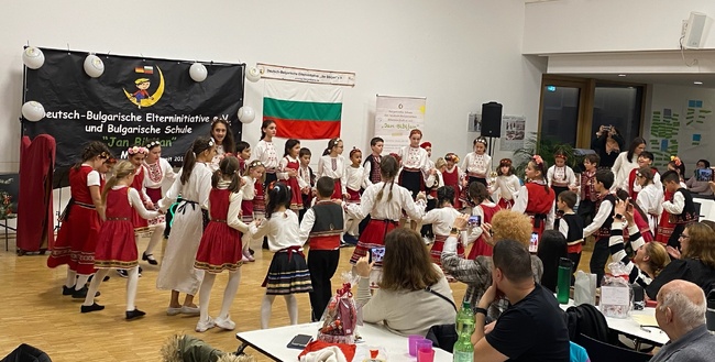  С усмивки, детски глъч, песни, танци, стихчета и изложба премина коледно-новогодишното тържество на училище „Ян Бибиян” в Мюнстер, Германия