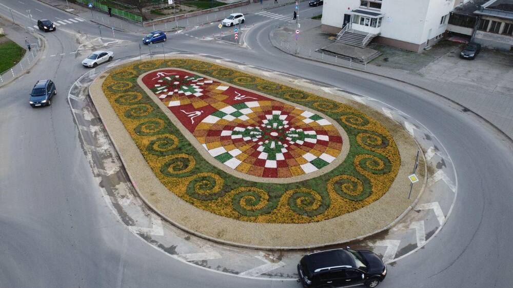 Ефектен проект с многоцветна мозайка от растения преобрази кръгово в Стара Загора