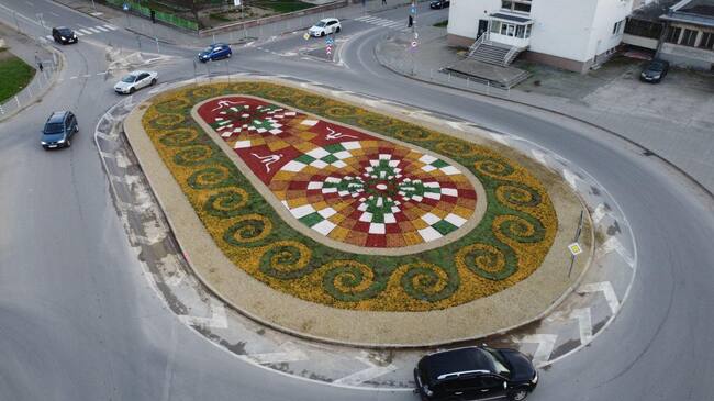Ефектен проект с многоцветна мозайка от растения преобрази кръгово в Стара Загора