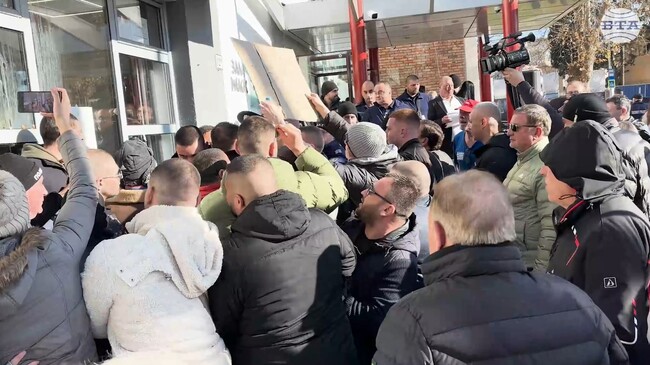 Жители на Община Несебър се събраха на протест срещу искано увеличение на данъка върху недвижимите имоти