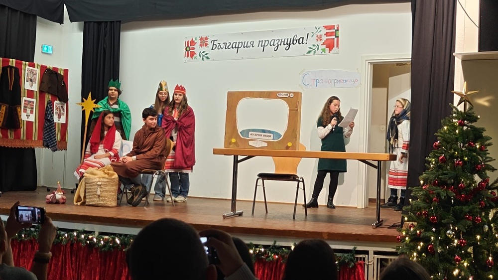 Три коледно-новогодишни тържества, съпроводени с коледен базар, организираха от Българското неделно училище „Аз Буки Веди” в Кьолн