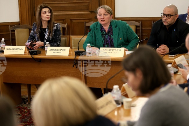 Парламентарната комисия по труда и социалната политика прие на първо гласуване удължителния закон на бюджета за 2026 г.