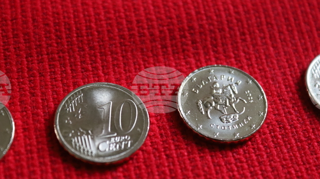 Първите български евромонети показа посланикът ни в Румъния Радко Влайков на свои колеги дипломати на традиционна среща в Букурещ