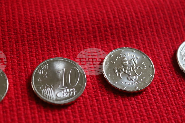 Първите български евромонети показа посланикът ни в Румъния Радко Влайков на свои колеги дипломати на традиционна среща в Букурещ