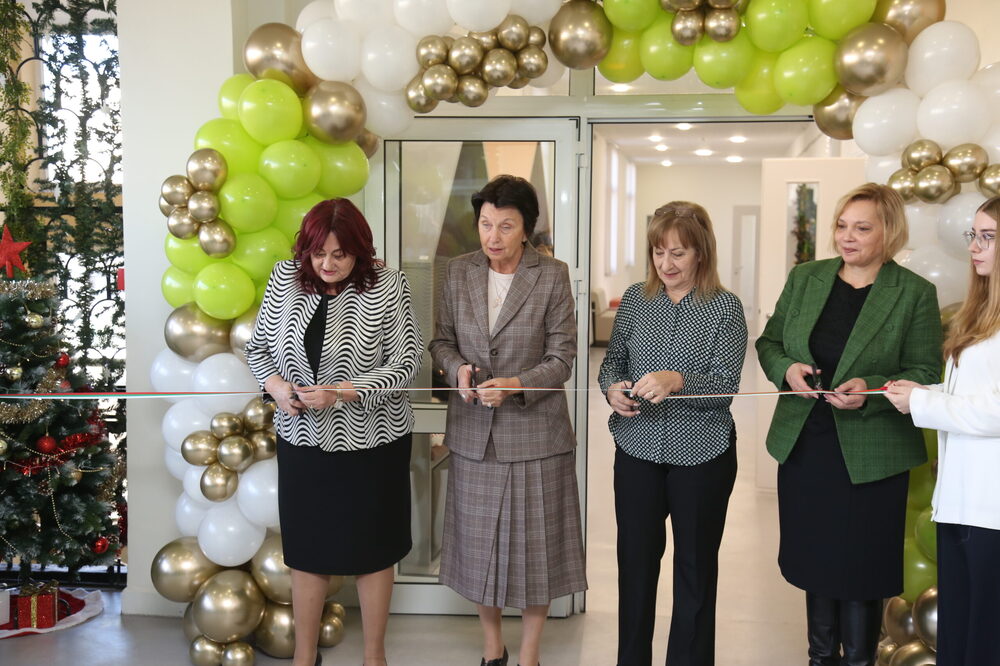 Нов STEM център „Вселената“ беше открит в столичното 10-о Средно училище „Теодор Траянов“