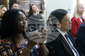 Румъния - посланик - дипломати - среща - евромонети