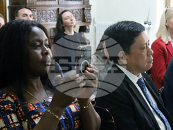 Румъния - посланик - дипломати - среща - евромонети