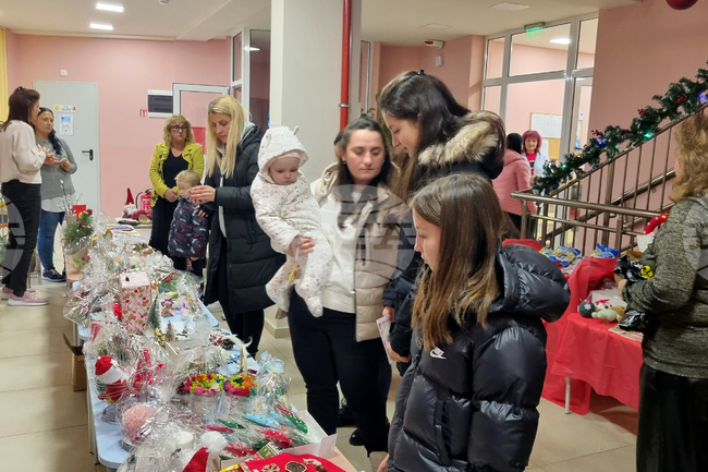 Учители, деца и родители от детска градина в Търговище твориха за благотворителен базар в подкрепа на болно момиче 