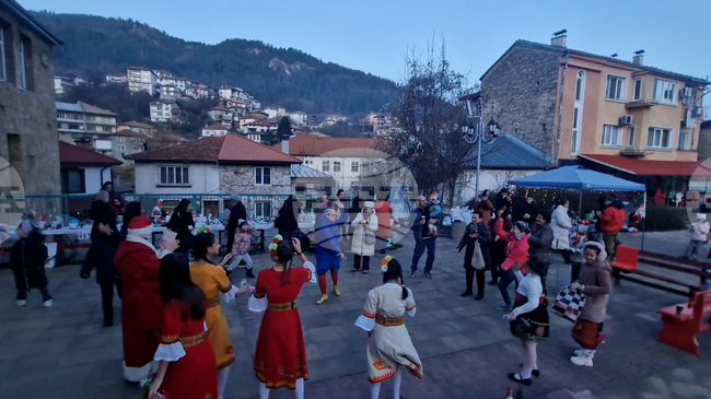 Коледен благотворителен базар „Дари носия, дари радост“ организираха в смолянския квартал „Устово“