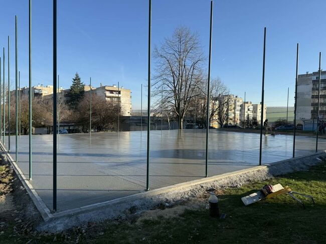 Община Разград: Започна полагането на бетон на спортната площадка до пазара в жк „Орел“