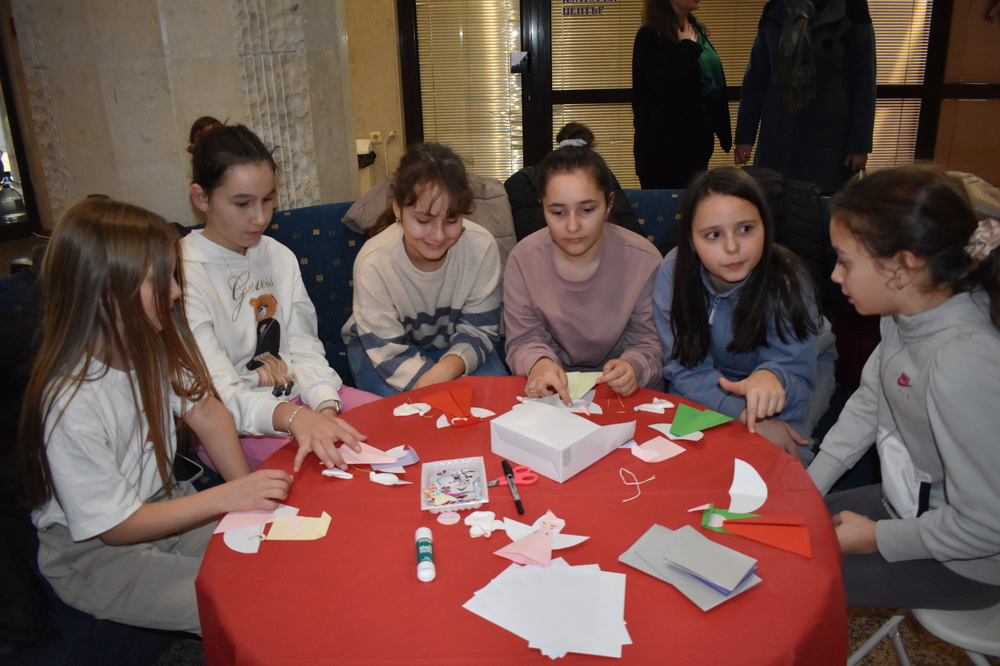 Община Разград: Над 40 деца участваха в работилница за картички и коледни украшения „За една вълшебна Коледа“