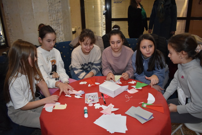 Община Разград: Над 40 деца участваха в работилница за картички и коледни украшения „За една вълшебна Коледа“