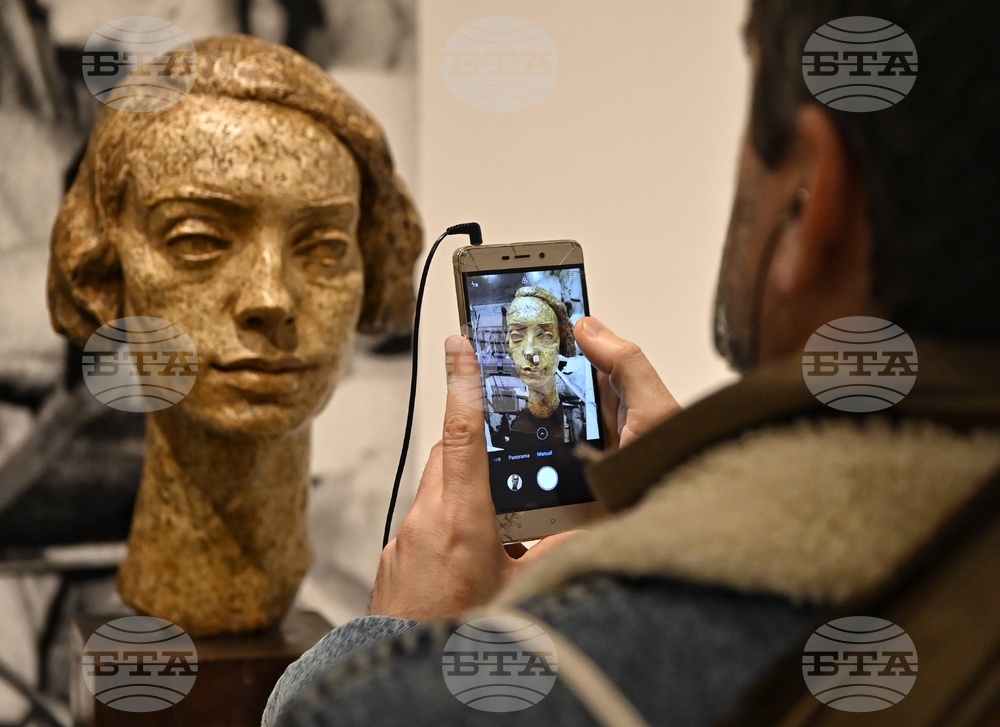 „Образи и отражения - Васка Емамуилова - между модела и твореца“ - изложба