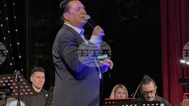 Васил Петров изправи на крака публиката в Казанлък с изпълненията си от програмата "30 години на сцена"