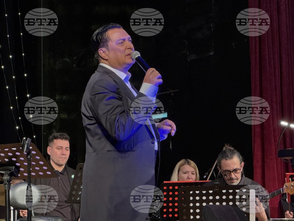 Васил Петров изправи на крака публиката в Казанлък с изпълненията си от програмата "30 години на сцена"