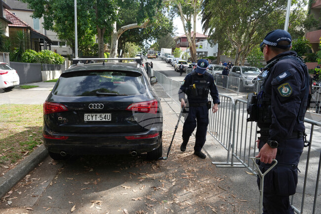 Австралийската полиция съобщи, че е задържала седем души по подозрение в идеологически връзки с извършителите на масовото убийство в Сидни