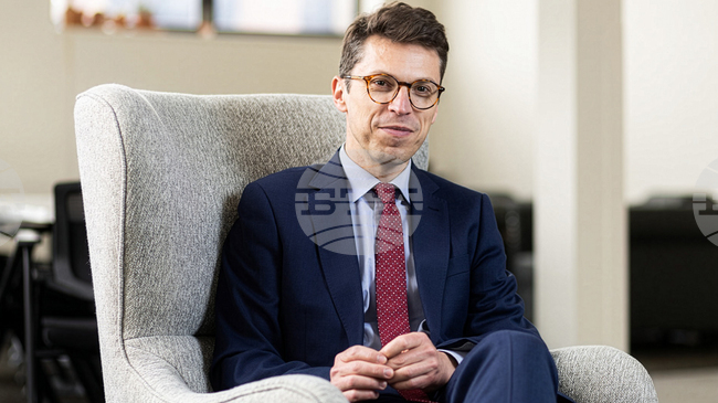 Професор от Масачузетския технологичен институт почина, след като преди ден бе открит в дома си с огнестрелна рана