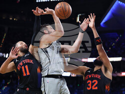 Knicks Spurs Basketball