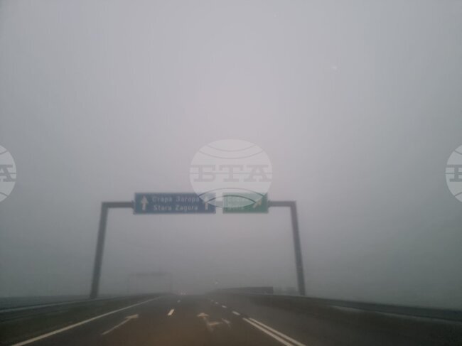 Намалена e видимостта тази сутрин на автомагистрала „Тракия“ в област Стара Загора