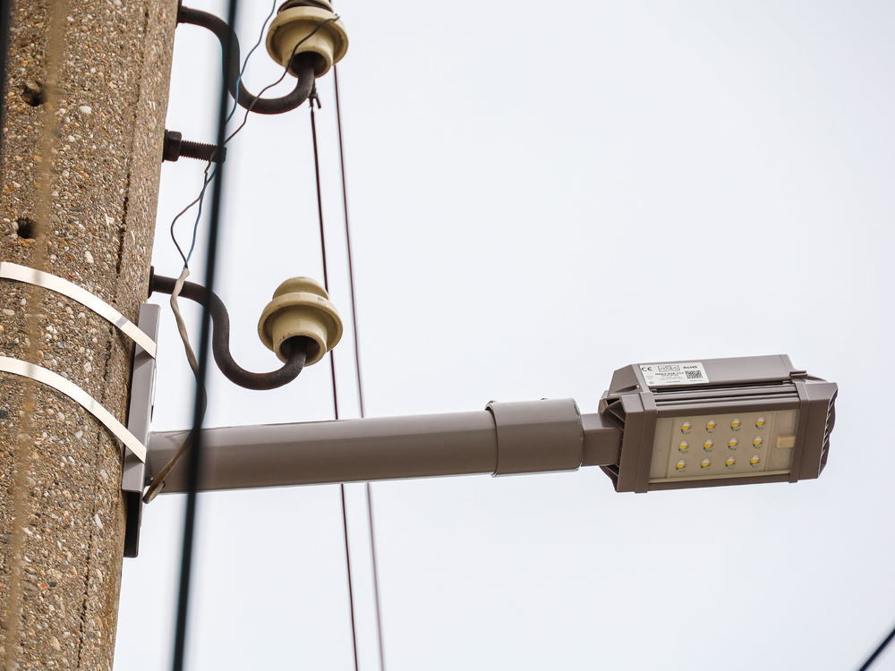 Община Шумен: Кабелни аварии и грешна фабрична настройка в партида захранващи блокове са довели до проблемите в част от уличното осветление