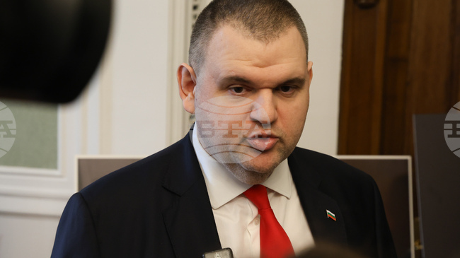 Нито охраната на Делян Пеевски е по-голяма от тази на президента и премиера, нито се плащат милиони, нито автомобилът е на НСО, заявяват от „ДПС-Ново начало“
