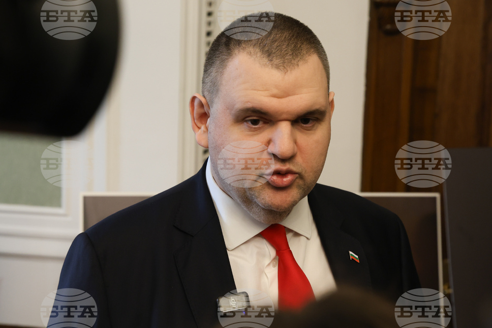 Нито охраната на Делян Пеевски е по-голяма от тази на президента и премиера, нито се плащат милиони, нито автомобилът е на НСО, заявяват от „ДПС-Ново начало“