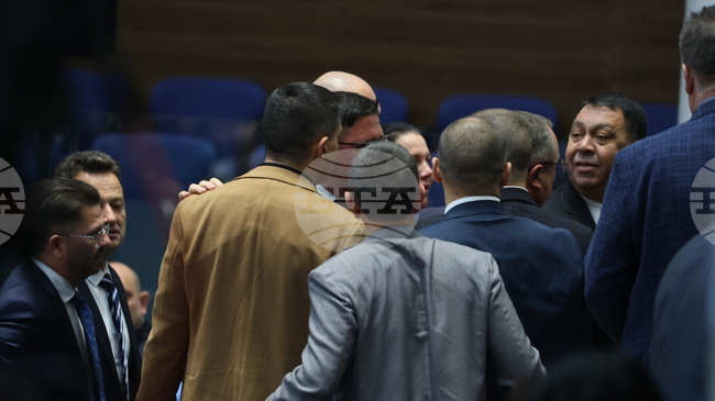 Заради спречкване между депутати в пленарната зала беше дадена почивка до 11:00 часа