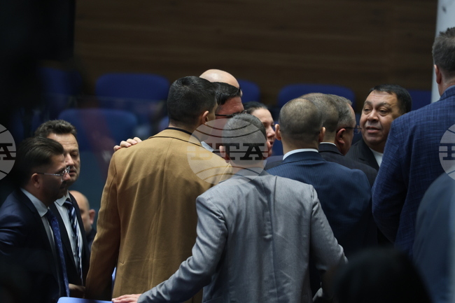 Заради спречкване между депутати в пленарната зала беше дадена почивка до 11:00 часа