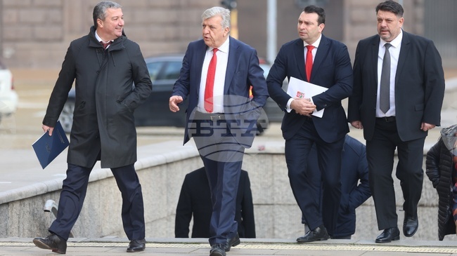 Представители на „БСП-Обединена левица" пристигнаха на "Дондуков" 2 за консултации с президента Румен Радев 