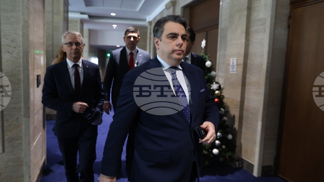 Управляващите се опитват да си прокарат крадливия бюджет, каза Асен Василев