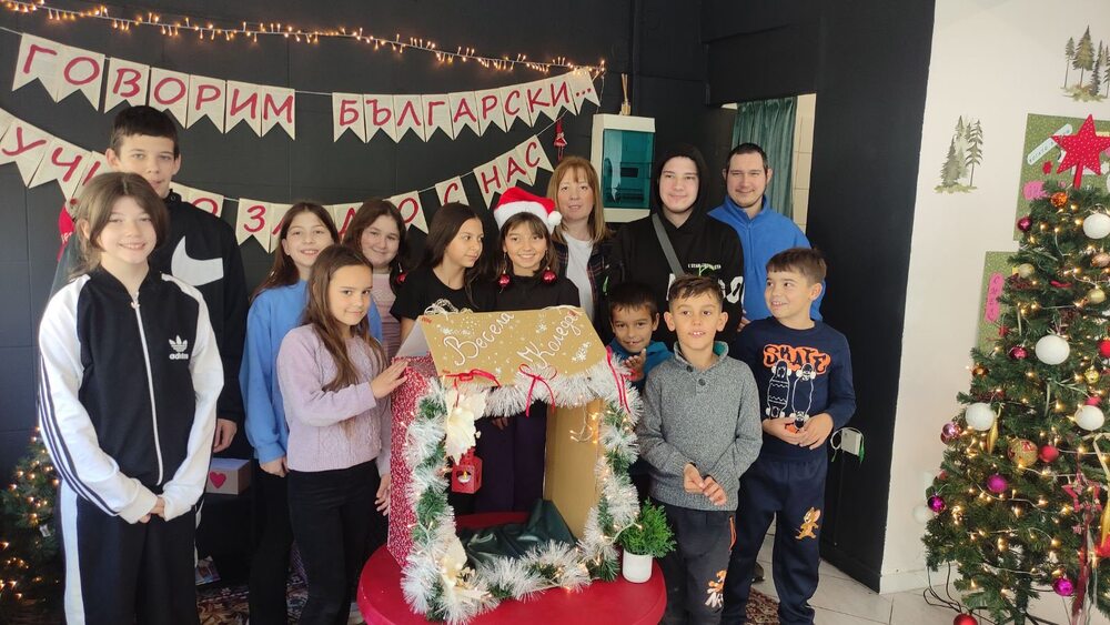 Ученици и учители от Българското неделно училище „Васил Левски“ в Катерини украсиха класните си стаи за предстоящите празници