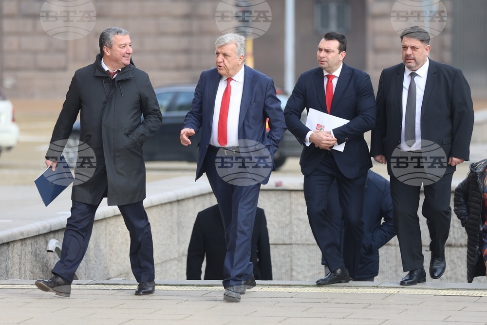 Представители на „БСП-Обединена левица" пристигнаха на "Дондуков" 2 за консултации с президента Румен Радев 