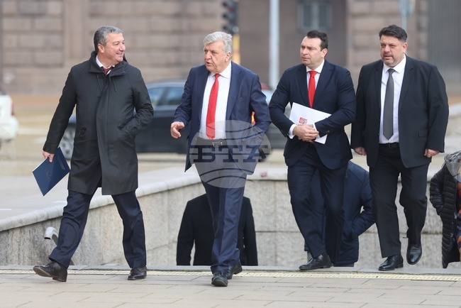 Представители на „БСП-Обединена левица" пристигнаха на "Дондуков" 2 за консултации с президента Румен Радев 