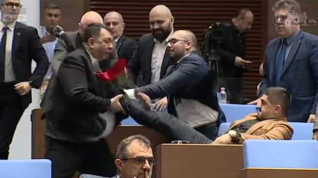 Заради спречкване между депутати в пленарната зала беше дадена почивка до 11:00 часа