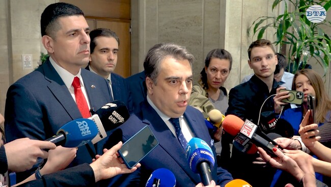 Управляващите се опитват да си прокарат крадливия бюджет, каза Асен Василев