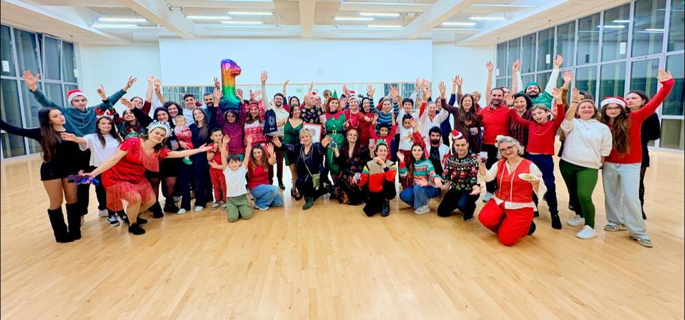 Българската формация „От извора“ в Лион, Франция, организира танцово коледно парти 